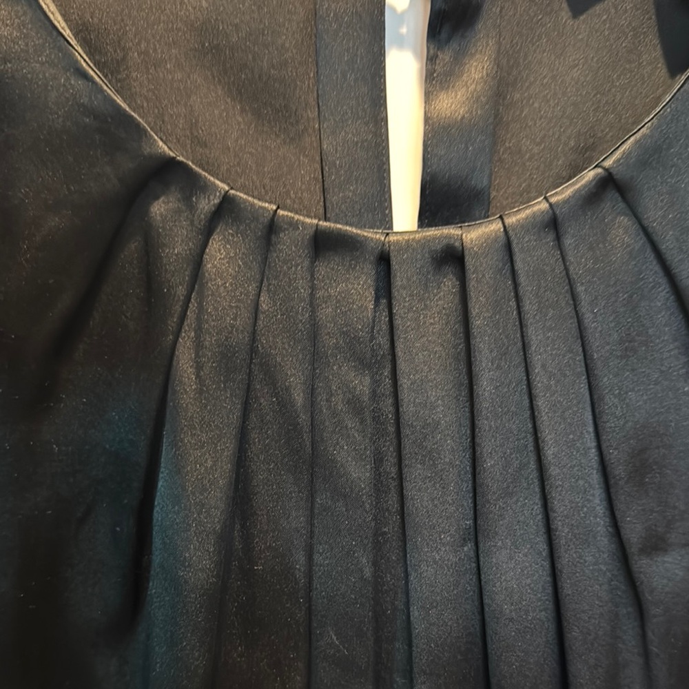 Vince NWOT Black Pleated Cap Sleeve Blouse in 97% Silk/3% Spandex. - Picture 4 of 9